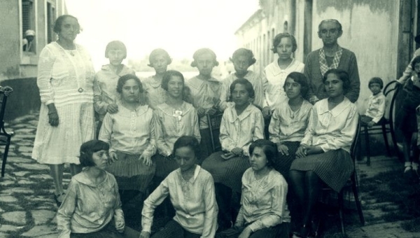 Francisca Clotilde com jovens alunas do Externato Santa Clotilde. Acervo da família.